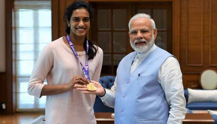 பிரதமர் மோடியை சந்தித்து வாழ்த்து பெற்றார் தங்க மங்கை PV சிந்து.. பிரதமர் மோடியை சந்தித்து வாழ்த்து பெற்றார் தங்க மங்கை PV சிந்து..