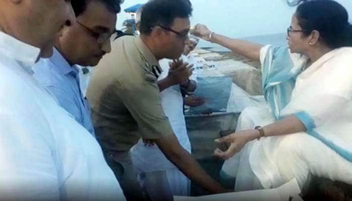 Video: முதல்வர் கால்களை தொட்டு வணங்கும் காவல்துறை அதிகாரி! Video: முதல்வர் கால்களை தொட்டு வணங்கும் காவல்துறை அதிகாரி!