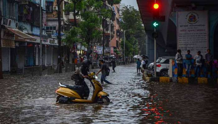 இடைவிடாது பெய்யும் மழை; போக்குவரத்து பாதிப்பால் பள்ளி, கல்லூரிகளுக்கு விடுமுறை!!