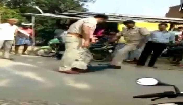 இளைஞரை நாடு ரோட்டில் கொடூரமாக தாக்கும் காவல்துறையினர்: Watch இளைஞரை நாடு ரோட்டில் கொடூரமாக தாக்கும் காவல்துறையினர்: Watch