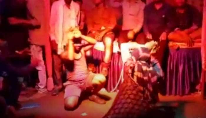Watch: பாம்பு டான்ஸ் ஆடும் போது பரிதாபமாக உயிரிழந்த இளைஞர்..! Watch: பாம்பு டான்ஸ் ஆடும் போது பரிதாபமாக உயிரிழந்த இளைஞர்..!