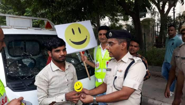 மோட்டார் வாகன சட்டத்தை பின்பற்றும் வாகன ஓட்டிகளை பாராட்டும் காவல் துறை!! 