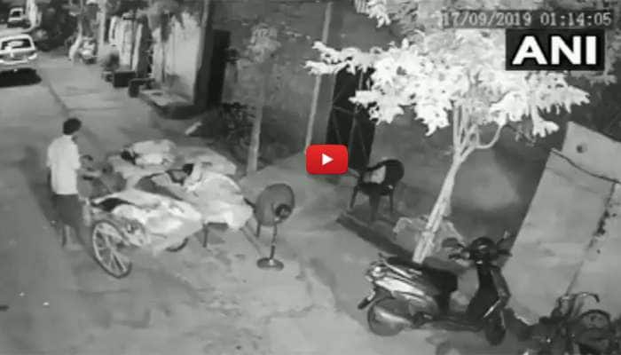 4 வயது சிறுமியை கடத்த வந்த திருடன்; பின்னர் நடந்தது என்ன? VIDEO 4 வயது சிறுமியை கடத்த வந்த திருடன்; பின்னர் நடந்தது என்ன? VIDEO