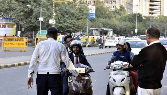 மோட்டார் வாகன சட்டம்: லைக்கவசம் அணியாத பேருந்து ஓட்டுநருக்கு அபராதம்!! மோட்டார் வாகன சட்டம்: லைக்கவசம் அணியாத பேருந்து ஓட்டுநருக்கு அபராதம்!!