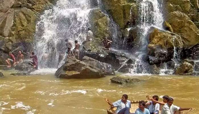 ஒகேனக்கல் அருவியில் சுற்றுலாப் பயணிகள் குளிப்பதற்கு தடை! ஒகேனக்கல் அருவியில் சுற்றுலாப் பயணிகள் குளிப்பதற்கு தடை!