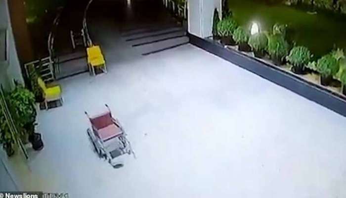 WATCH: தானாக நகர்ந்து சென்ற சக்கர நாற்காலி; பீதியடைந்த காவலாளி..! WATCH: தானாக நகர்ந்து சென்ற சக்கர நாற்காலி; பீதியடைந்த காவலாளி..!
