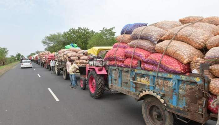 வெங்காய விலை உயர்வால் கிடைத்த லாபம்; டிராக்டர் வாங்கிய விவசாயி!