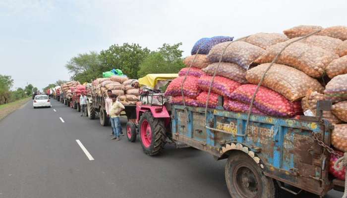 வெங்காய விலை உயர்வால் கிடைத்த லாபம்; டிராக்டர் வாங்கிய விவசாயி! வெங்காய விலை உயர்வால் கிடைத்த லாபம்; டிராக்டர் வாங்கிய விவசாயி!