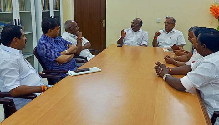 இடைத்தேர்தலில் அதிமுக-வுக்கு ஆதரவு அளிப்பதாக பாஜக அறிவிப்பு! இடைத்தேர்தலில் அதிமுக-வுக்கு ஆதரவு அளிப்பதாக பாஜக அறிவிப்பு!