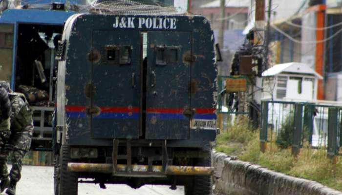 J&K காவல் துணை ஆணையர் அலுவலகம் அருகே கையெறி குண்டு தாக்குதல்! J&K காவல் துணை ஆணையர் அலுவலகம் அருகே கையெறி குண்டு தாக்குதல்!