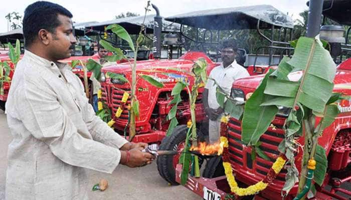 தமிழகத்தில் களைகட்டும் ஆயுதபூஜை, சரஸ்வதி பூஜை கொண்டாட்டம்!