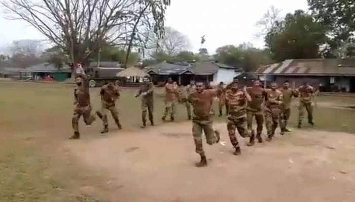 WATCH: இணையத்தில் வைரலாகும் இராணுவ வீரர்களின் கர்பா நடன வீடியோ! WATCH: இணையத்தில் வைரலாகும் இராணுவ வீரர்களின் கர்பா நடன வீடியோ!