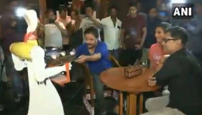 WATCH: Robo உணவகத்தில் வாடிக்கையாளர்களுக்கு உணவு பரிமாறும் ‘ரோபோ செஃப்’! WATCH: Robo உணவகத்தில் வாடிக்கையாளர்களுக்கு உணவு பரிமாறும் ‘ரோபோ செஃப்’!