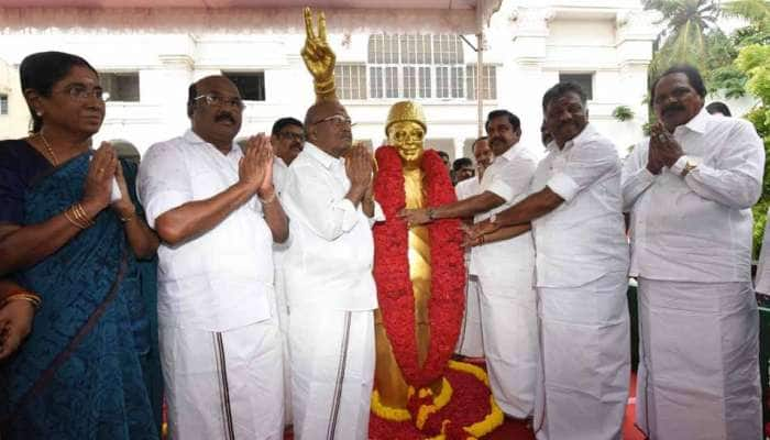 ADMK 48-ஆம் ஆண்டு விழா: MGR - ஜெ., சிலைக்கு அதிமுகவினர் மரியாதை! title=