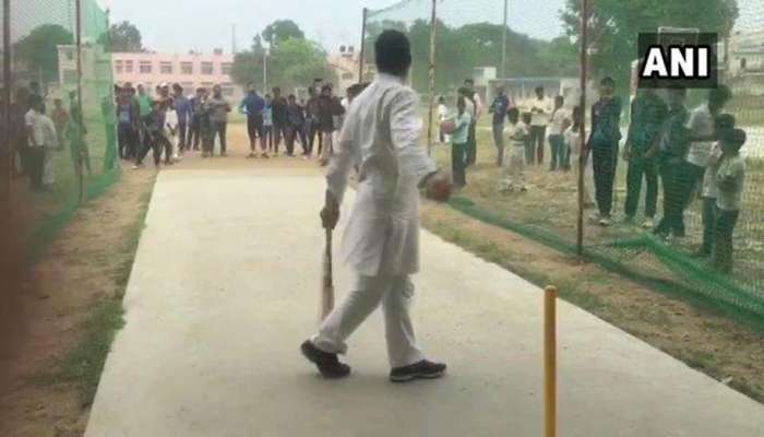 Video: கல்லூரி மாணவர்களுடன் கிரிக்கெட் விளையாடும் ராகுல்! Video: கல்லூரி மாணவர்களுடன் கிரிக்கெட் விளையாடும் ராகுல்!
