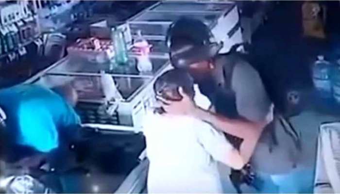 திருடவந்த இடத்தில் பாட்டிக்கு லிப்லாக் கொடுத்த கொள்ளைக்காரன்! திருடவந்த இடத்தில் பாட்டிக்கு லிப்லாக் கொடுத்த கொள்ளைக்காரன்!