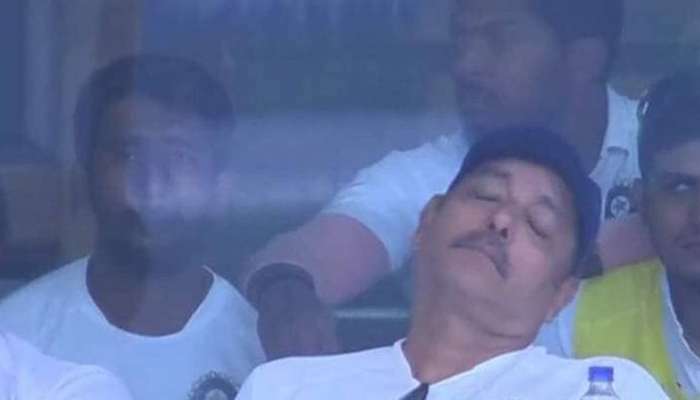 டெஸ்ட் போட்டியின் போது தூங்கிய தலைமை பயிற்சியாளர் ரவி சாஸ்திரி டெஸ்ட் போட்டியின் போது தூங்கிய தலைமை பயிற்சியாளர் ரவி சாஸ்திரி