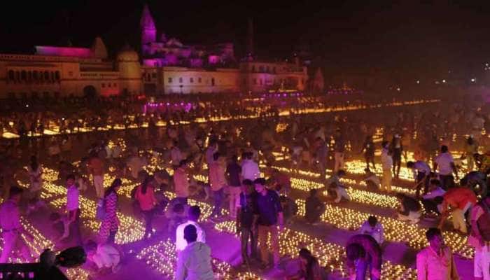 அயோத்தியில் சரயூ நதியில் 5 லட்சம் விளக்குகள் ஏற்றி கின்னஸ் சாதனை..! அயோத்தியில் சரயூ நதியில் 5 லட்சம் விளக்குகள் ஏற்றி கின்னஸ் சாதனை..!