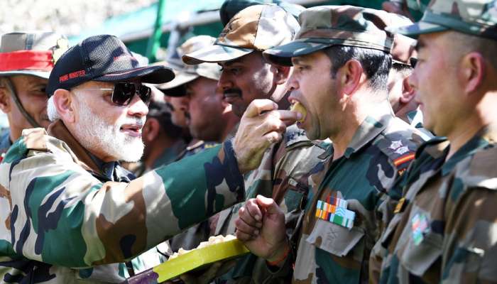ராணுவ வீரர்களுடன் தீபாவளி கொண்டாடும் பிரதமர் மோடி... ராணுவ வீரர்களுடன் தீபாவளி கொண்டாடும் பிரதமர் மோடி...