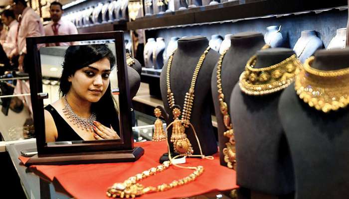 சற்று சரிவில் தங்க விலை; சவரனுக்கு 272 ரூபாய் குறைவு..! சற்று சரிவில் தங்க விலை; சவரனுக்கு 272 ரூபாய் குறைவு..!