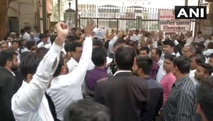 Police vs Advocates: போலீசாருக்கு எதிராக கோசம்; வழக்கறிஞர் தற்கொலைக்கு முயற்சி Police vs Advocates: போலீசாருக்கு எதிராக கோசம்; வழக்கறிஞர் தற்கொலைக்கு முயற்சி