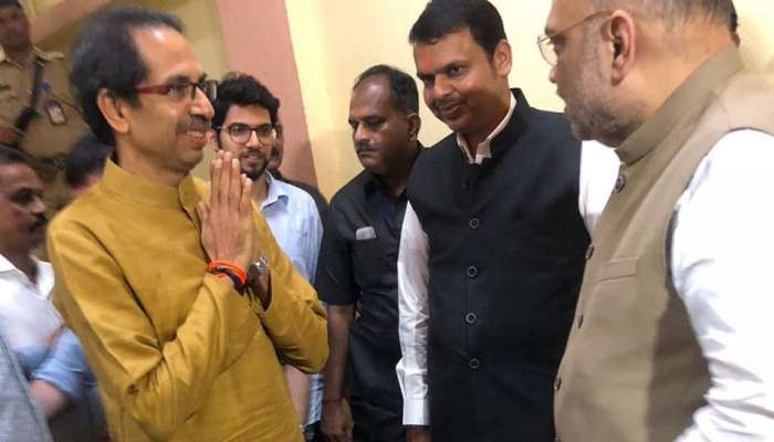 பரபரப்பான அரசியல் சூழலில் இரண்டு குழுவாக பிரிந்தது சிவசேனா! பரபரப்பான அரசியல் சூழலில் இரண்டு குழுவாக பிரிந்தது சிவசேனா!