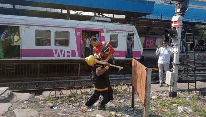 மேற்கு ரயில்வேயில் ரயில் பாதுகாப்பு குறித்து விழிப்புணர்வு ஏற்படுத்து எமன்..! மேற்கு ரயில்வேயில் ரயில் பாதுகாப்பு குறித்து விழிப்புணர்வு ஏற்படுத்து எமன்..!