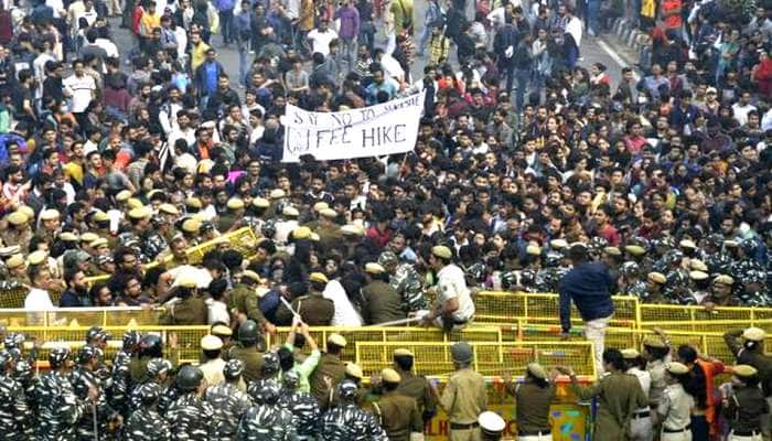 JNU மாணவர்கள் போராட்டம்: காவல்துறை, மாணவர்களுக்கு இடையே தள்ளு முள்ளு! JNU மாணவர்கள் போராட்டம்: காவல்துறை, மாணவர்களுக்கு இடையே தள்ளு முள்ளு!