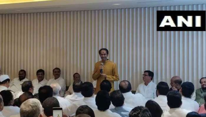 அடுத்த முதல்வர் உத்தவ் தாக்கரே; சரத் பவாரை வணங்கி ஆசீர்வாதம் பெற்றார் அடுத்த முதல்வர் உத்தவ் தாக்கரே; சரத் பவாரை வணங்கி ஆசீர்வாதம் பெற்றார்