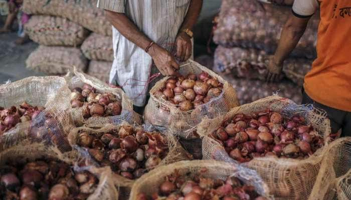 கூட்ட நெரிசலுக்கு பயந்து தலையில் ஹெல்மெட் அணிந்து வெங்காயம் விற்பனை!! title=