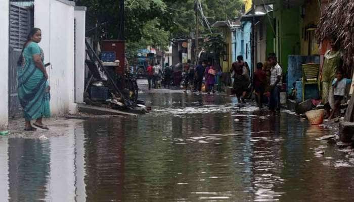 சென்னையில் கனமழை: வாட்ஸ்அப் உதவி எண் அறிவிப்பு சென்னையில் கனமழை: வாட்ஸ்அப் உதவி எண் அறிவிப்பு