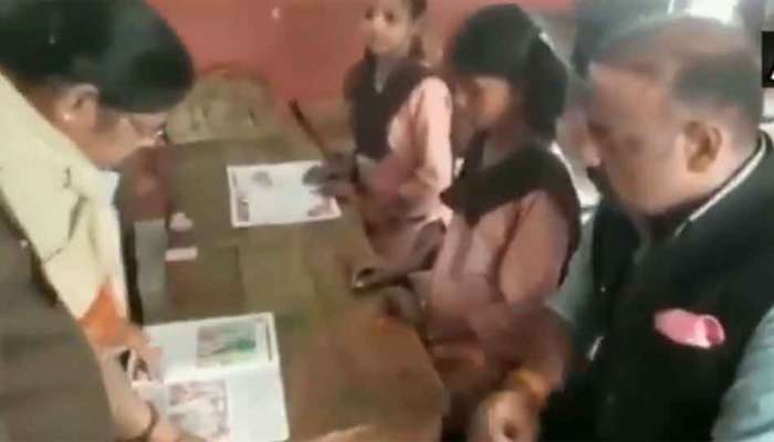 பாட புத்தகத்தை வாசிக்க தெரியாத ஆங்கில ஆசிரியர்: வீடியோ பாட புத்தகத்தை வாசிக்க தெரியாத ஆங்கில ஆசிரியர்: வீடியோ