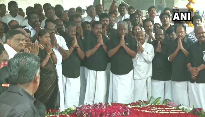 ஜெயலலிதா நினைவிடத்தில் முதல்வர், துணை முதல்வர் மரியாதை ஜெயலலிதா நினைவிடத்தில் முதல்வர், துணை முதல்வர் மரியாதை