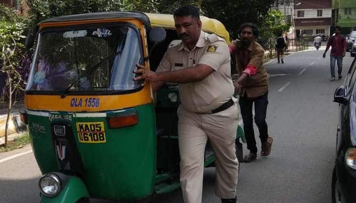 ஆட்டோ ஓட்டுனருக்கு உதவும் காவல்துறை அதிகாரியின் புகைப்படம் வைரல்! title=