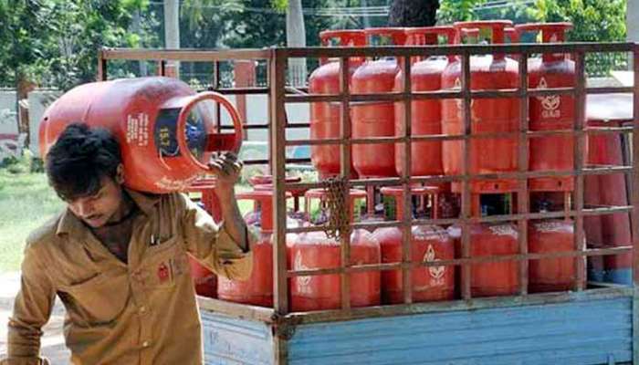 "கேஸ்" விநியோகிப்போர் கூடுதல் பணம் கேட்டால் புகார் அளிக்கலாம்! "கேஸ்" விநியோகிப்போர் கூடுதல் பணம் கேட்டால் புகார் அளிக்கலாம்!
