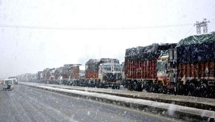 காஷ்மீரில் சிக்கி தவிக்கும் தமிழக லாரி ஓட்டுனர்களை மீட்க வேண்டும்: PMK