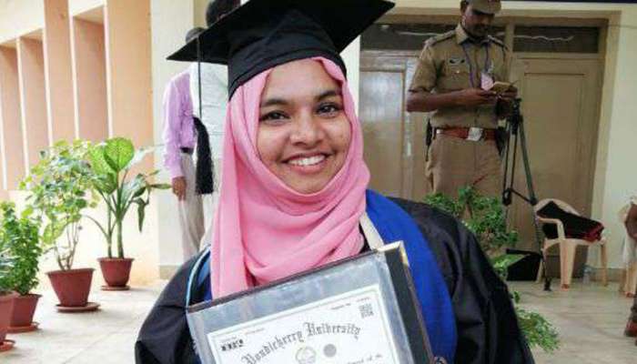 ஜனாதிபதி விழாவில் அனுமதி மறுப்பு; தங்கப் பதக்கத்தை திருப்பி அளித்த மாணவி ரபிஹா ஜனாதிபதி விழாவில் அனுமதி மறுப்பு; தங்கப் பதக்கத்தை திருப்பி அளித்த மாணவி ரபிஹா