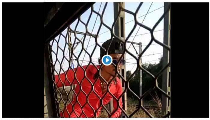 VIDEO: இளைஞனுக்கு நேர்ந்த துயரம்; ஆபத்தானது என எச்சரித்த இந்தியன் ரயில்வே VIDEO: இளைஞனுக்கு நேர்ந்த துயரம்; ஆபத்தானது என எச்சரித்த இந்தியன் ரயில்வே