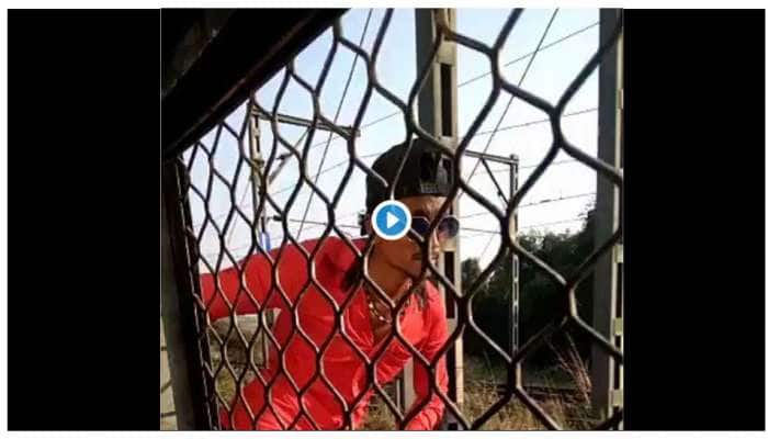 VIDEO: இளைஞனுக்கு நேர்ந்த துயரம்; ஆபத்தானது என எச்சரித்த இந்தியன் ரயில்வே
