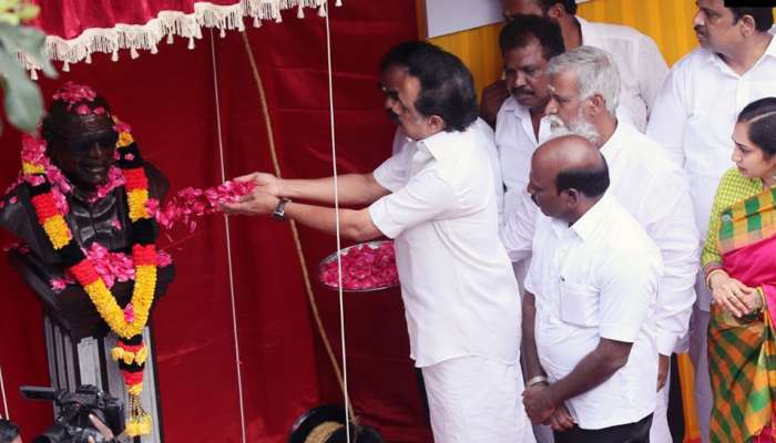 முத்தமிழறிஞர் கருணாநிதியின் சிலையை திறந்து வைத்தார் திமுக தலைவர் மு.க.ஸ்டாலின் முத்தமிழறிஞர் கருணாநிதியின் சிலையை திறந்து வைத்தார் திமுக தலைவர் மு.க.ஸ்டாலின்