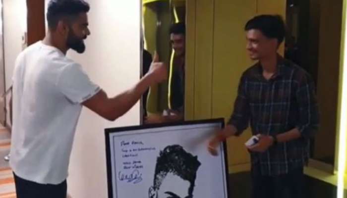 பழைய மொபைல் மூலம் கோஹ்லியின் படத்தை உருவாக்கிய ரசிகர்; ஆட்டோகிராப் போட்ட விராட் பழைய மொபைல் மூலம் கோஹ்லியின் படத்தை உருவாக்கிய ரசிகர்; ஆட்டோகிராப் போட்ட விராட்