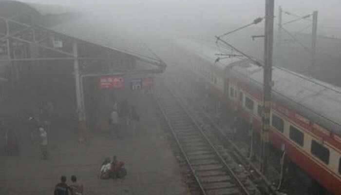 வட மாநிலங்களில் பனிமூட்டம் காரணமாக 15 ரயில்கள் தாமதம்! வட மாநிலங்களில் பனிமூட்டம் காரணமாக 15 ரயில்கள் தாமதம்!