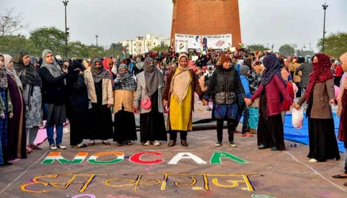 கவிஞர் முனாவ்வர் ராணாவின் மகள் உள்ளிட்ட 100 பெண்கள் மீது FIR பதிவு! title=