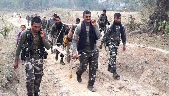 பிரசவ வலியில் துடித்த கர்ப்பிணியை 6 km கட்டிலில் சுமந்து சென்ற CRPF வீரர்! பிரசவ வலியில் துடித்த கர்ப்பிணியை 6 km கட்டிலில் சுமந்து சென்ற CRPF வீரர்!