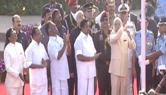 71-வது குடியரசுத் தினம்: பன்வாரிலால் புரோகித் தேசியக் கொடியேற்றினார்! 71-வது குடியரசுத் தினம்: பன்வாரிலால் புரோகித் தேசியக் கொடியேற்றினார்!