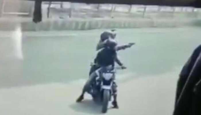 தேர்தல் நடைபெற சில மணி நேரங்கள் உள்ள நிலையில் டெல்லியில் துப்பாக்கிச்சூடு தேர்தல் நடைபெற சில மணி நேரங்கள் உள்ள நிலையில் டெல்லியில் துப்பாக்கிச்சூடு