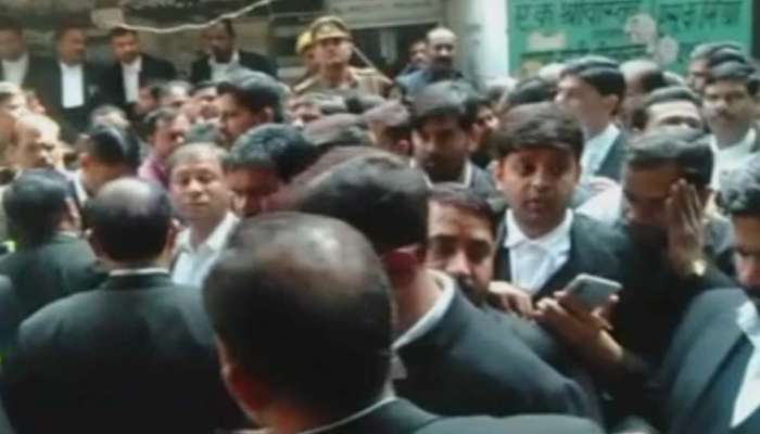 லக்னோ நீதிமன்றத்தில் வெடிகுண்டு வெடிப்பு; மூன்று வழக்கறிஞர்கள் காயம் லக்னோ நீதிமன்றத்தில் வெடிகுண்டு வெடிப்பு; மூன்று வழக்கறிஞர்கள் காயம்
