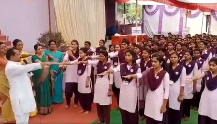 ‘நாங்கள் யாரையும் நேசிக்க மாட்டோம்’ என பள்ளியில் மாணவிகள் உறுதிமொழி! ‘நாங்கள் யாரையும் நேசிக்க மாட்டோம்’ என பள்ளியில் மாணவிகள் உறுதிமொழி!