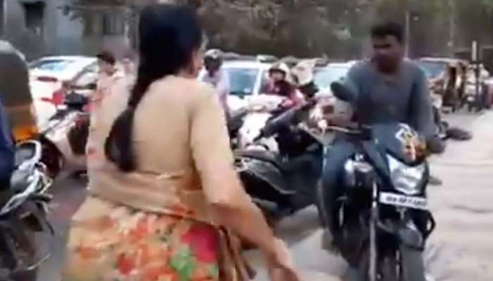 நடைபாதையில் வாகனம் ஓட்டியவர்களை துணிச்சலுடன் எதிர்த்த பெண்மணி!! நடைபாதையில் வாகனம் ஓட்டியவர்களை துணிச்சலுடன் எதிர்த்த பெண்மணி!!