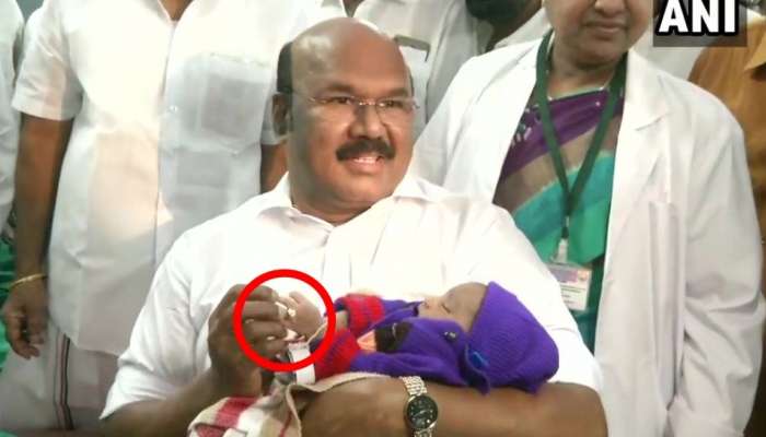 ஜெயலலிதா பிறந்தநாள்: பிறந்த குழந்தைகளுக்கு தங்க மோதிரம் பரிசளித்த அமைச்சர்!! ஜெயலலிதா பிறந்தநாள்: பிறந்த குழந்தைகளுக்கு தங்க மோதிரம் பரிசளித்த அமைச்சர்!!